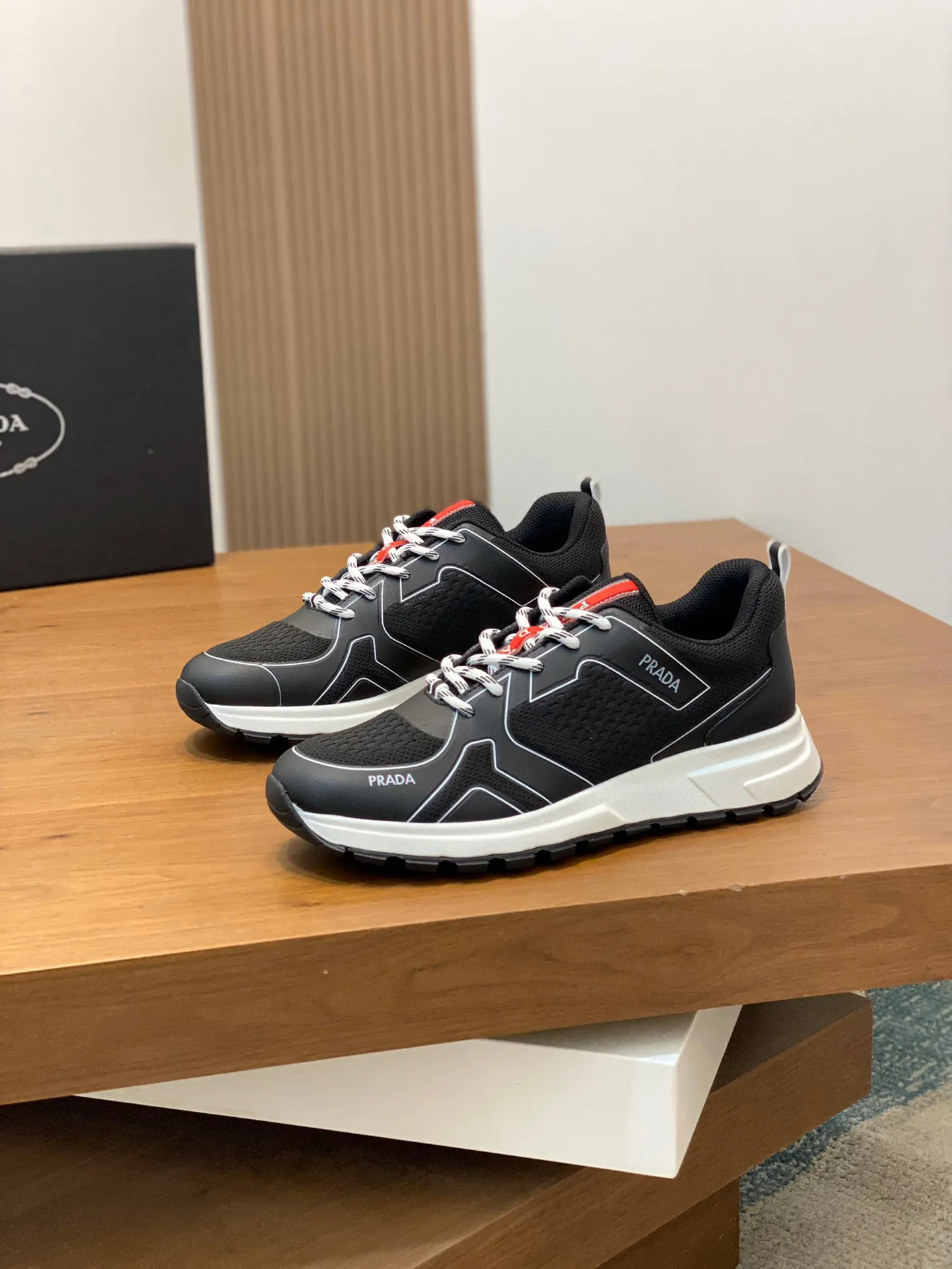 Men's Men's Shoes 💰780 Prada/Prada Men's Leather Casual Sports Shoes, great products made in Guangzhou! Made of imported solid-color calfskin stitched with mesh cowhide upper, three-dimensional geometric segmentation, precision manufacturing, even stitching, the leather texture can be seen at a glance, multi-color splicing, fashionable and generous, soft, comfortable and breathable, decorated with the PRADA letter logo on the outside. The tongue is decorated with the classic letter logo, and the heel is decorated with a fabric strap. It is a classic sports shoe shape of the P family, with a fabric lining, a cowhide footbed with a silver logo, and an exclusive rubber outsole of the P family. The details are carefully crafted, making it a versatile item for travel! Comes with original box and dust bag! Multiple colors available! Size: 39-40-41-42-43-44 standard leather shoe size